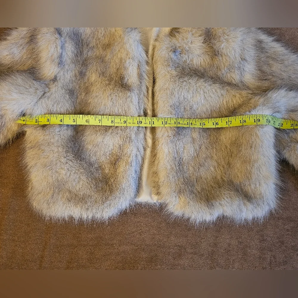 Elegant Faux Fur Jacket in Tan - Picture 5 of 8